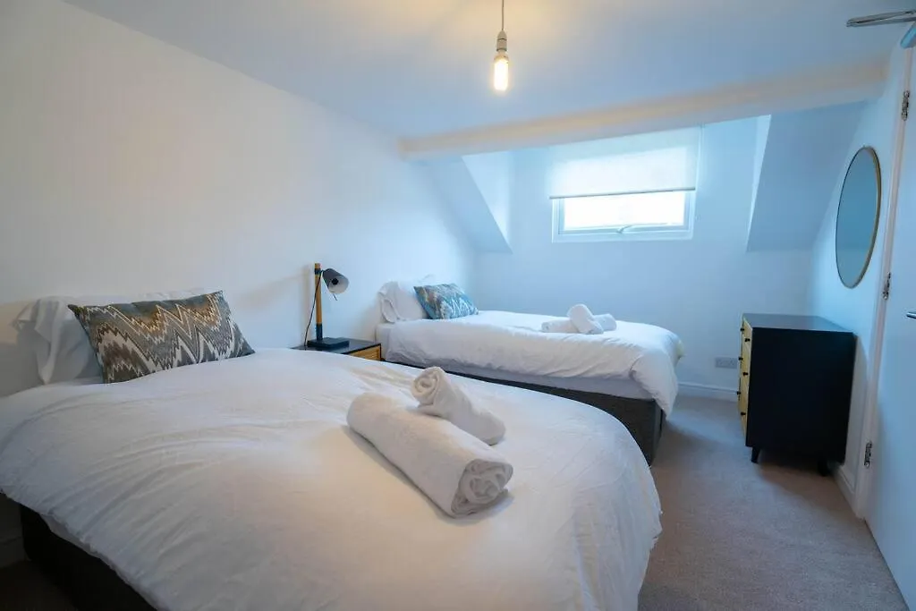 Station Retreat - Central Location - Free Parking, Fastwifi, Smarttv With Netflix By Yoko Property Redcar Apartment