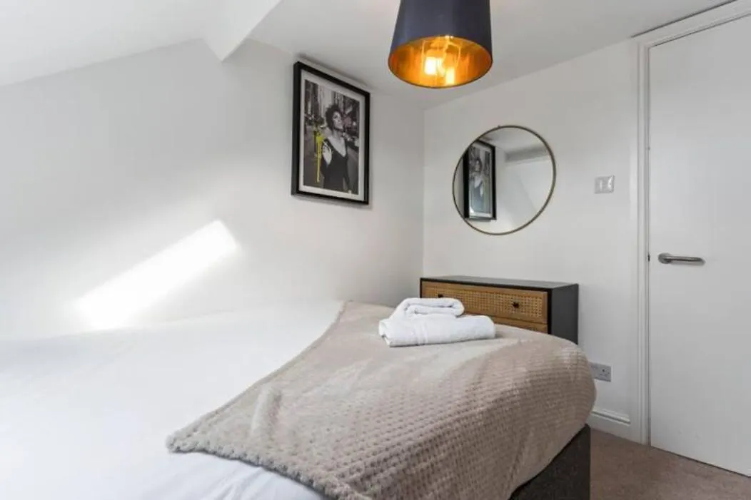 Station Retreat - Central Location - Free Parking, Fastwifi, Smarttv With Netflix By Yoko Property Redcar Apartment